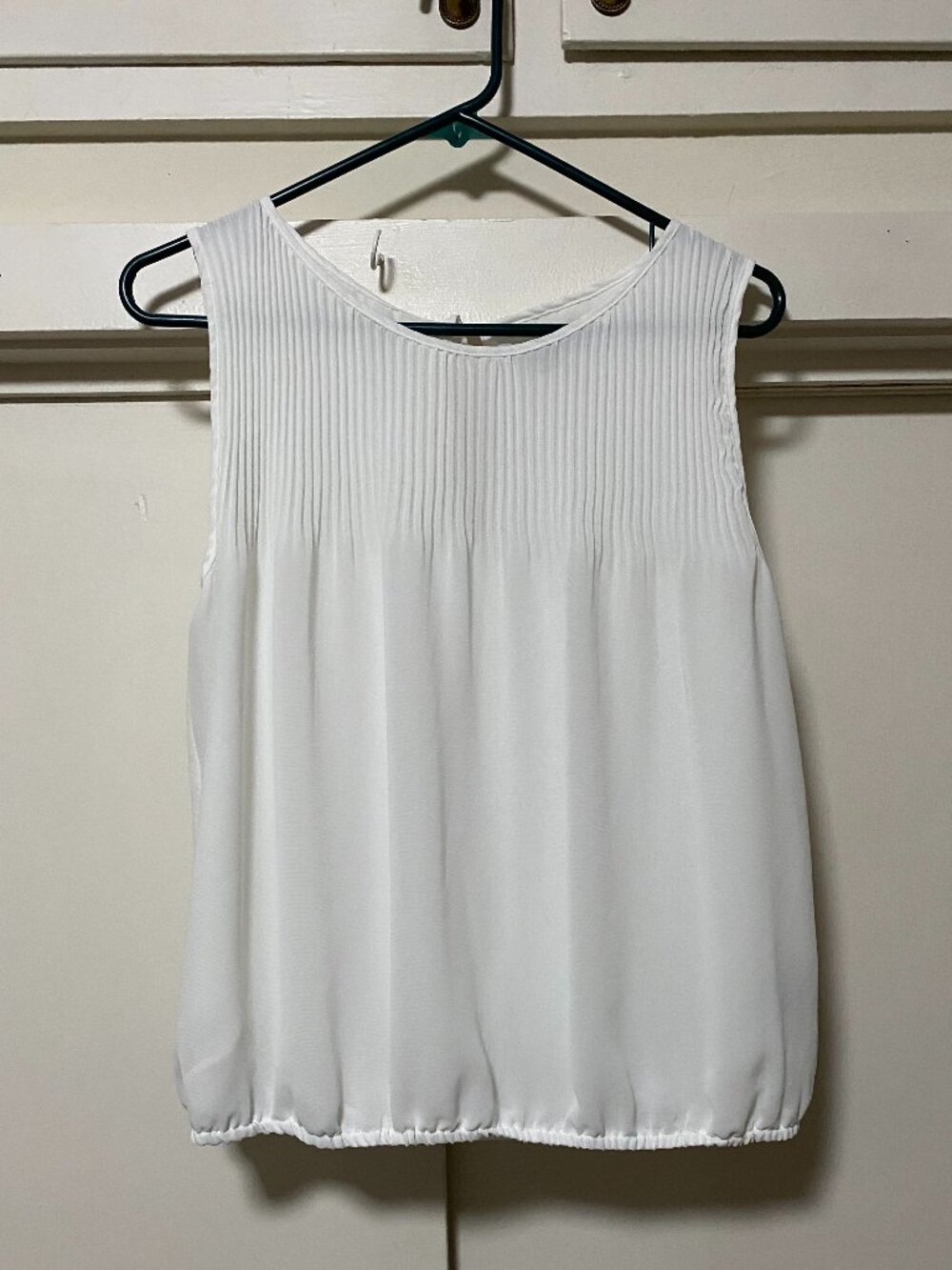 Max Edition, beautiful white, sleeveless blouse w/back tie, size L